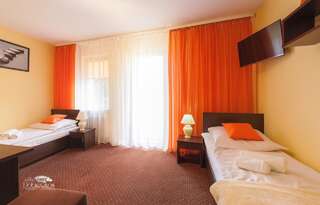 Отель Hotel w Dobieszkowie Стрыкув Двухместный номер эконом-класса с 2 отдельными кроватями-1