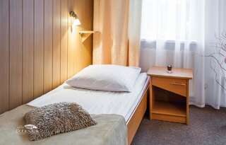 Отель Hotel w Dobieszkowie Стрыкув Двухместный номер эконом-класса с 2 отдельными кроватями-3