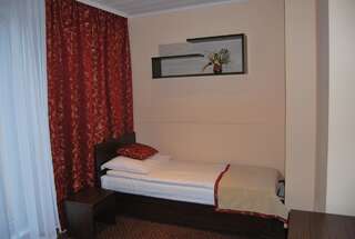 Отель Hotel w Dobieszkowie Стрыкув Двухместный номер эконом-класса с 2 отдельными кроватями-7