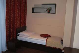 Отель Hotel w Dobieszkowie Стрыкув Двухместный номер эконом-класса с 2 отдельными кроватями-13