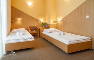 Отель Hotel w Dobieszkowie Стрыкув Двухместный номер эконом-класса с 2 отдельными кроватями-14